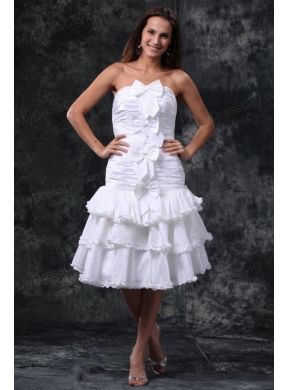 A-Line Strapless Knee-length Bowknot and Ruching Taffeta Wedding Dress