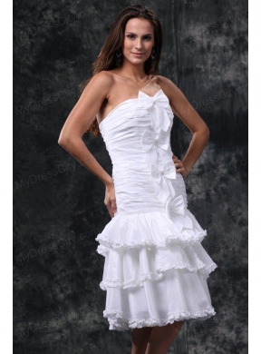 A-Line Strapless Knee-length Bowknot and Ruching Taffeta Wedding Dress