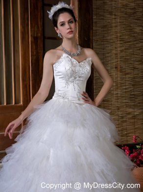 Sexy A-line Sweetheart Appliqued Organza Wedding Dress with Chapel Train