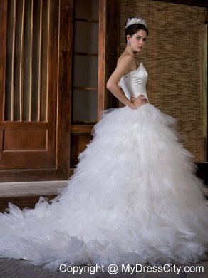 Sexy A-line Sweetheart Appliqued Organza Wedding Dress with Chapel Train