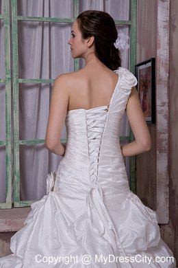 One Shoulder Appliques and Pick-ups A-line Wedding Dress with Flowers