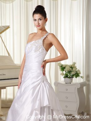 Appliques Decorate Shoulder and Bust A-line Wedding Dress