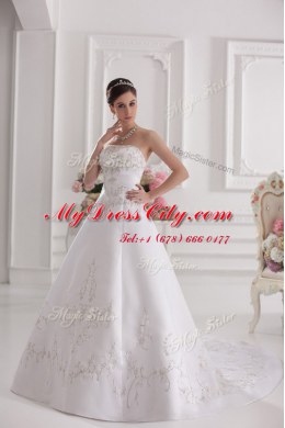 White Sleeveless Embroidery Zipper Wedding Dresses