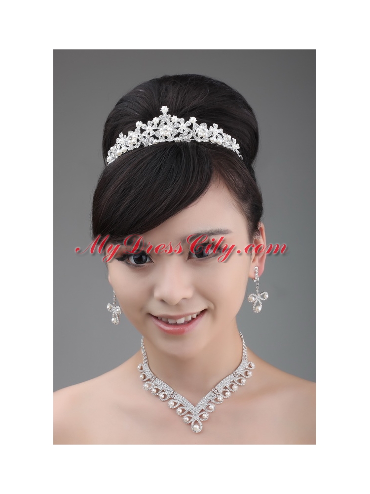 Tiara and Necklace in Luxurious Pearl and Alloy