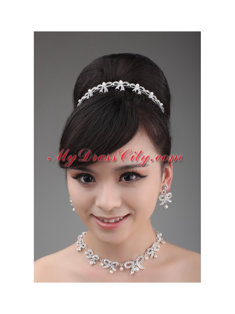 Unique and Gorgeous Tiara and Necklace in Pearl and Alloy