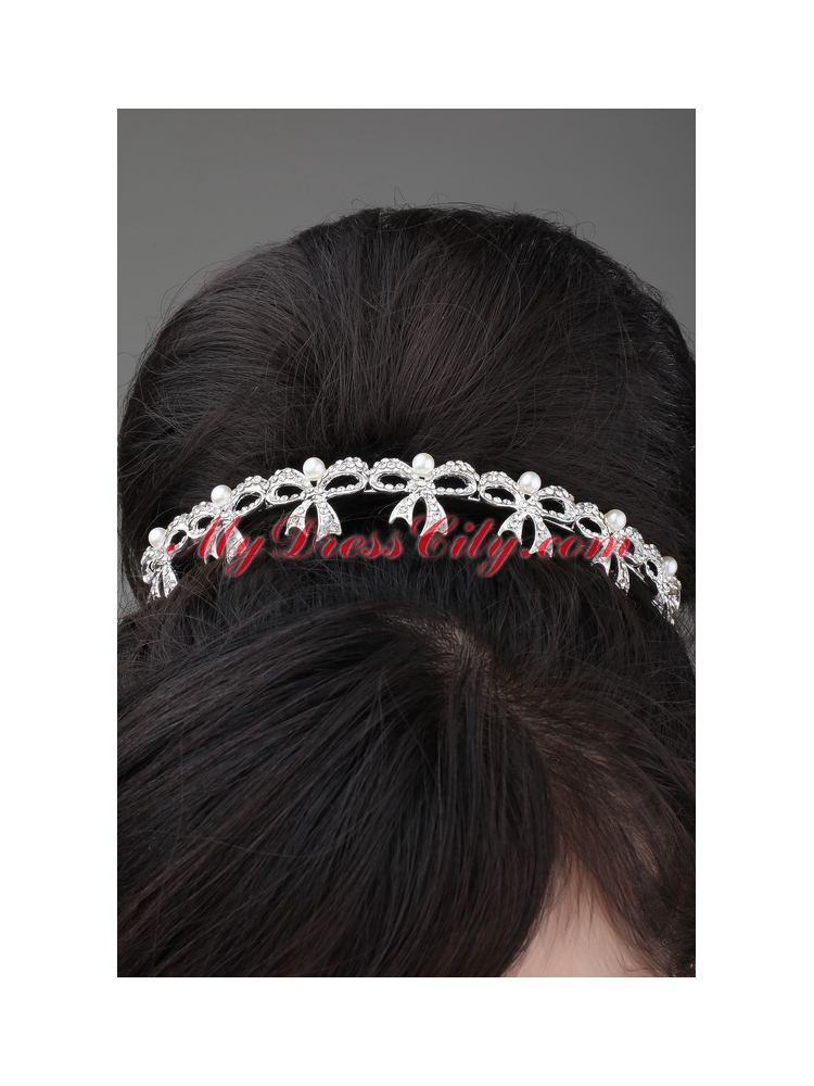 Unique and Gorgeous Tiara and Necklace in Pearl and Alloy