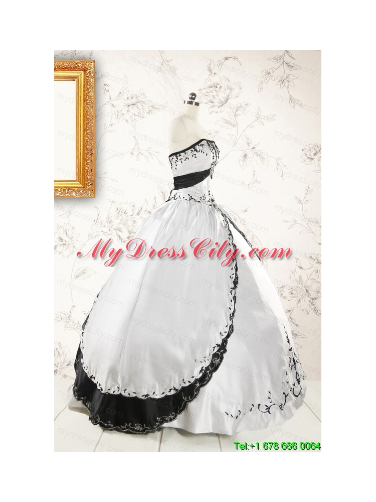 2015 Customize Embroidery White and Black Quinceanera Dresses