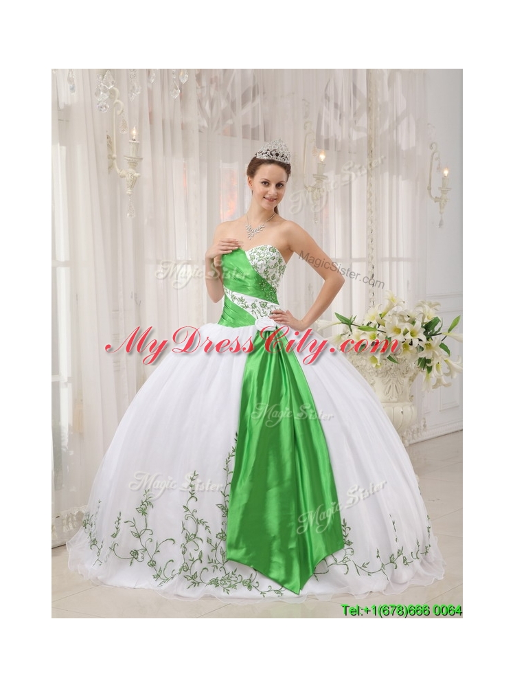 2016 Latest Ball Gown Sweetheart Quinceanera Dresses with Embroidery