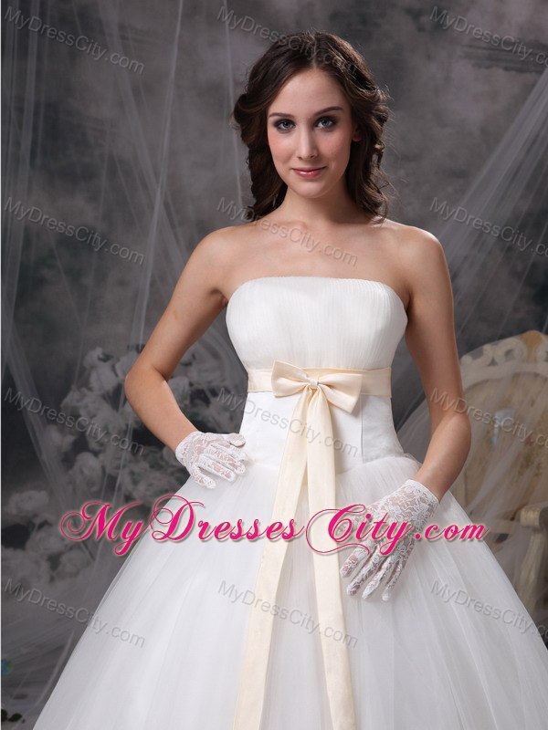 Cheap Simple Strapless Organza Wedding Bridal Gowns with Champagne Sash