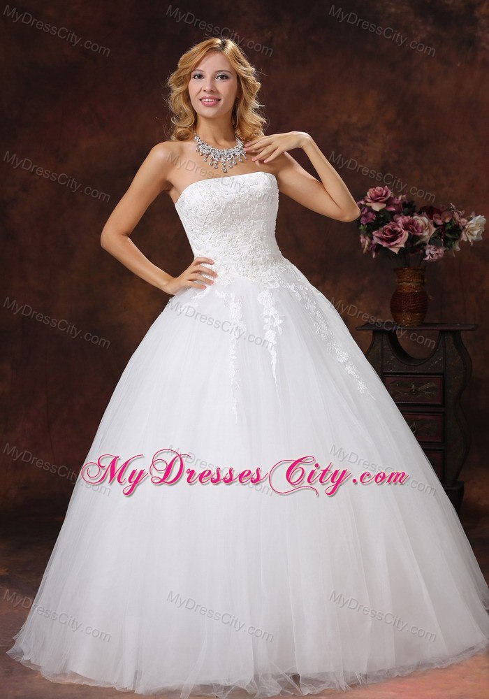 Gorgeous A-line Appliques Decorate Strapless Wedding Dress