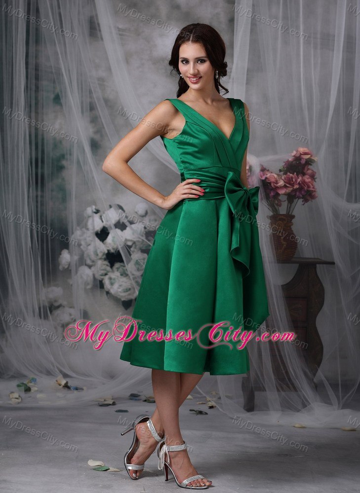 Green Knee-length V-neck Maid of Honor Dress with Satin Bowknot