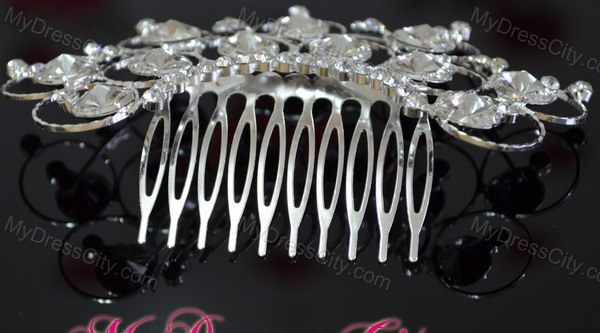 Luxurious Tiara With Delicate Rhinestones Adorned