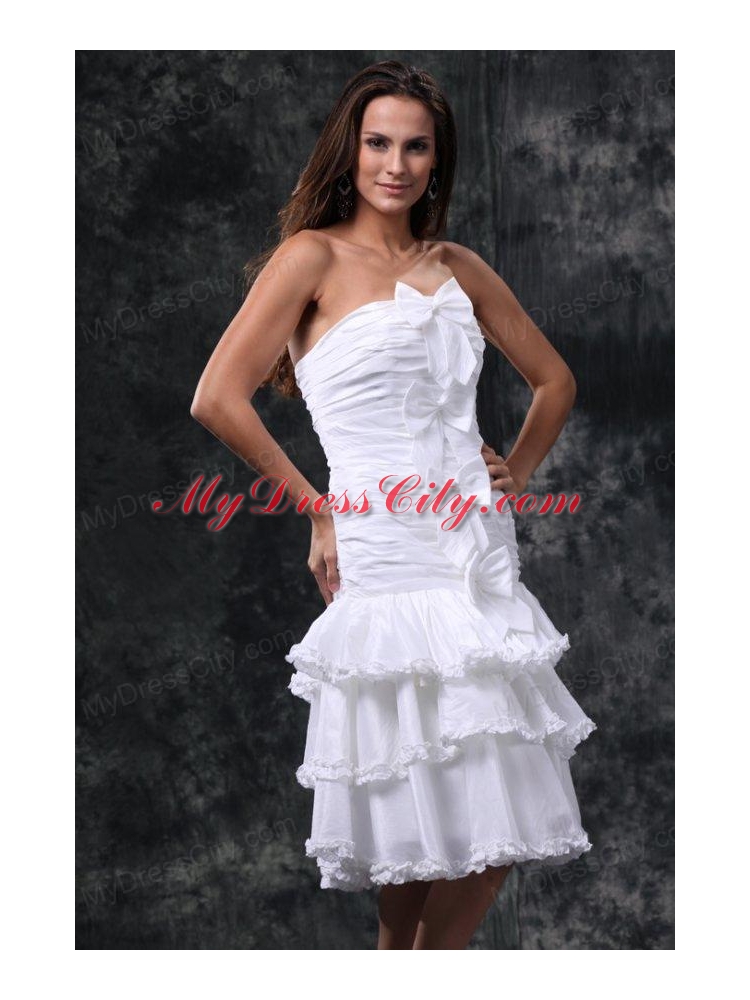 A-Line Strapless Knee-length Bowknot and Ruching Taffeta Wedding Dress