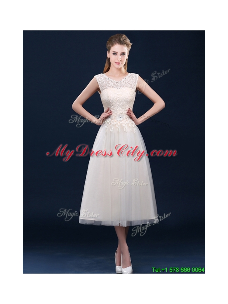 2016 Fashionable Tea Length Scoop Bridesmaid Dress with Lace and Appliques