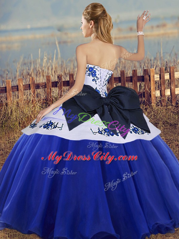 Sleeveless Embroidery and Bowknot Lace Up Quinceanera Gown