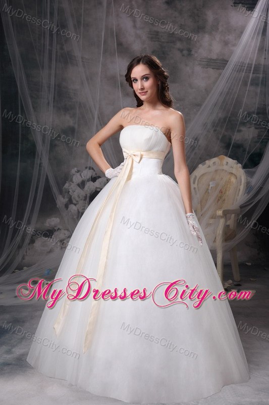 Cheap Simple Strapless Organza Wedding Bridal Gowns with Champagne Sash