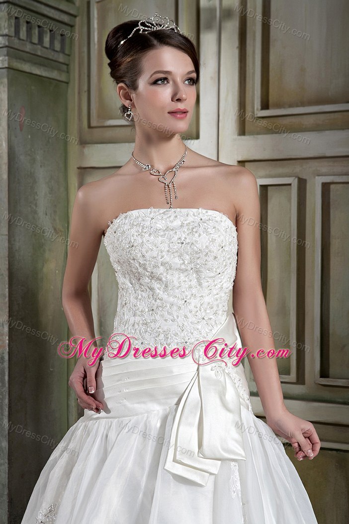 Strapless Chapel Train Appliques and Bowknot Wedding Dress