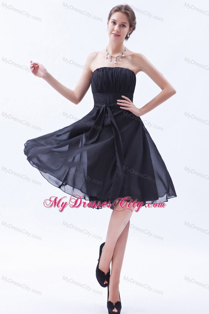 Ruched Strapless Knee-length Bow Bridesmaid-dresses in Black