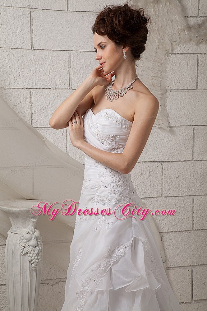 Exquisite A-line Sweetheart Appliques Wedding Dress with Ruffled Layers